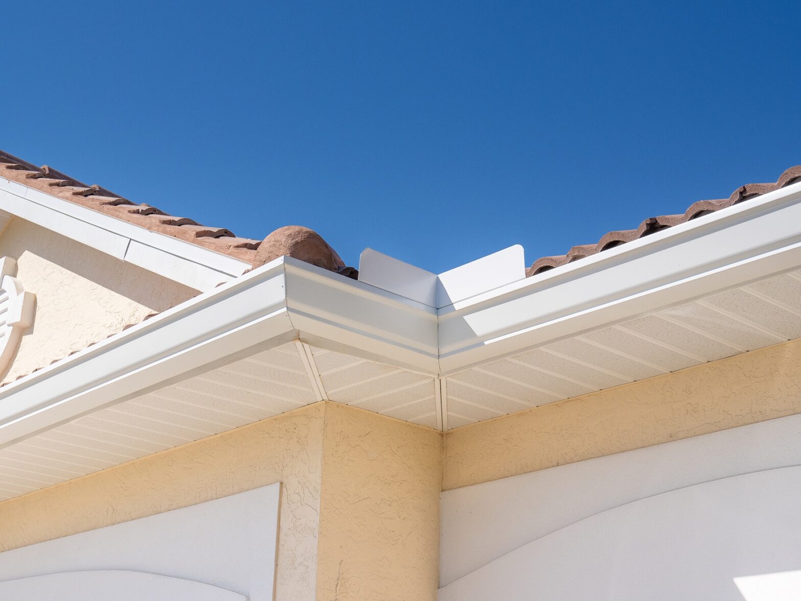 Featured image for post: What Are Seamless Gutters & What Are Their Advantages?